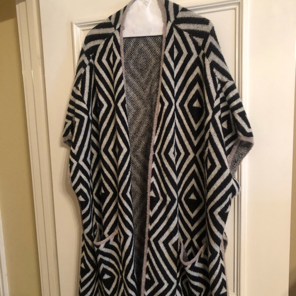 Black/white sweater kimono by Harlowe and Graham